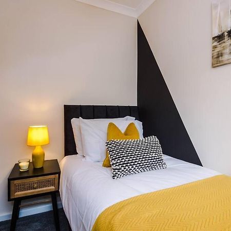 Cheerful 3 Bedroom Home With Parking Near Chester Saughall Kültér fotó