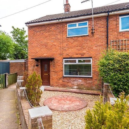 Cheerful 3 Bedroom Home With Parking Near Chester Saughall Kültér fotó
