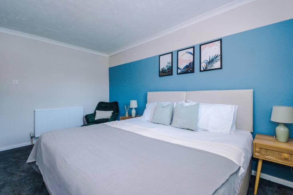 Cheerful 3 Bedroom Home With Parking Near Chester Saughall Kültér fotó