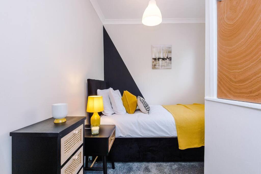 Cheerful 3 Bedroom Home With Parking Near Chester Saughall Kültér fotó