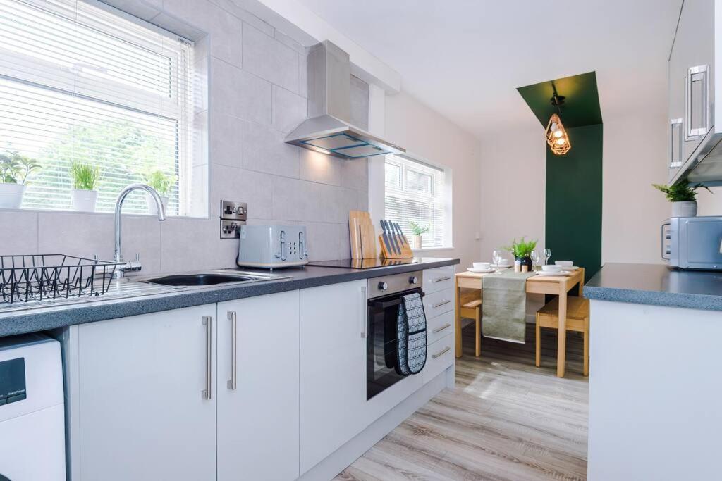 Cheerful 3 Bedroom Home With Parking Near Chester Saughall Kültér fotó