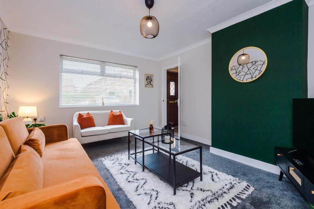 Cheerful 3 Bedroom Home With Parking Near Chester Saughall Kültér fotó