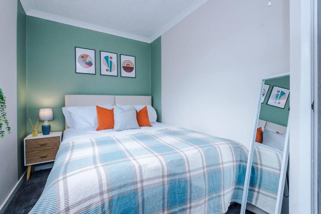 Cheerful 3 Bedroom Home With Parking Near Chester Saughall Kültér fotó