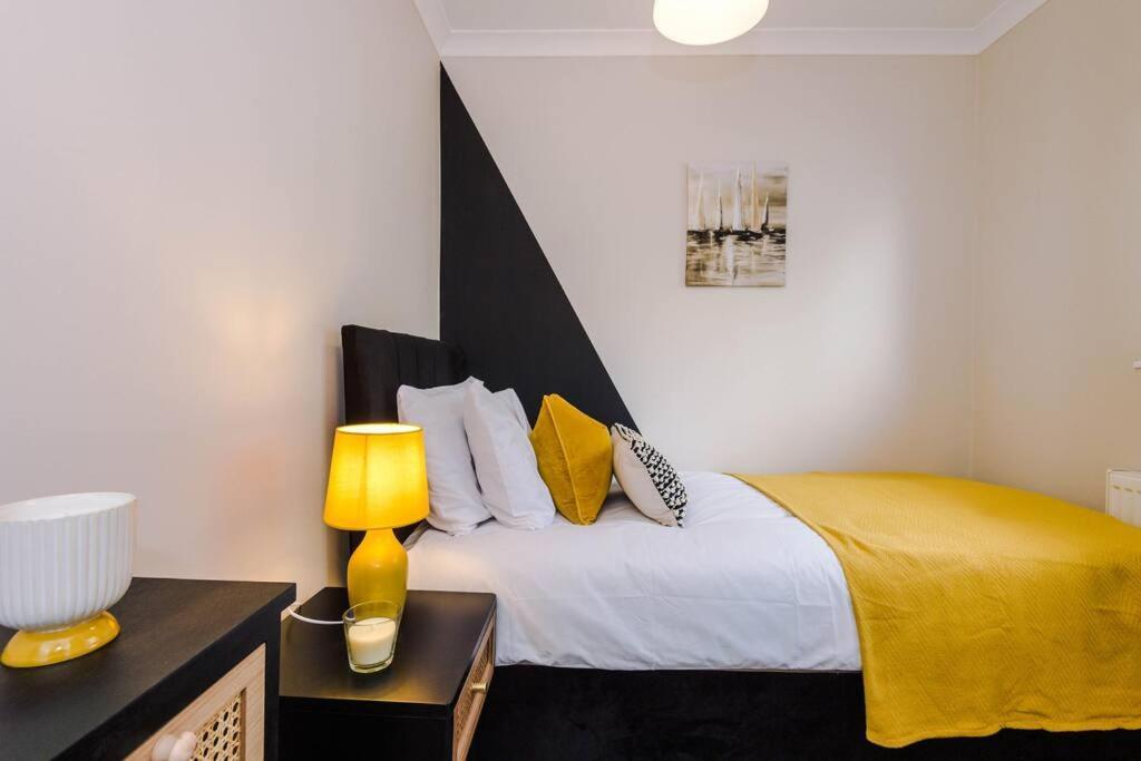 Cheerful 3 Bedroom Home With Parking Near Chester Saughall Kültér fotó