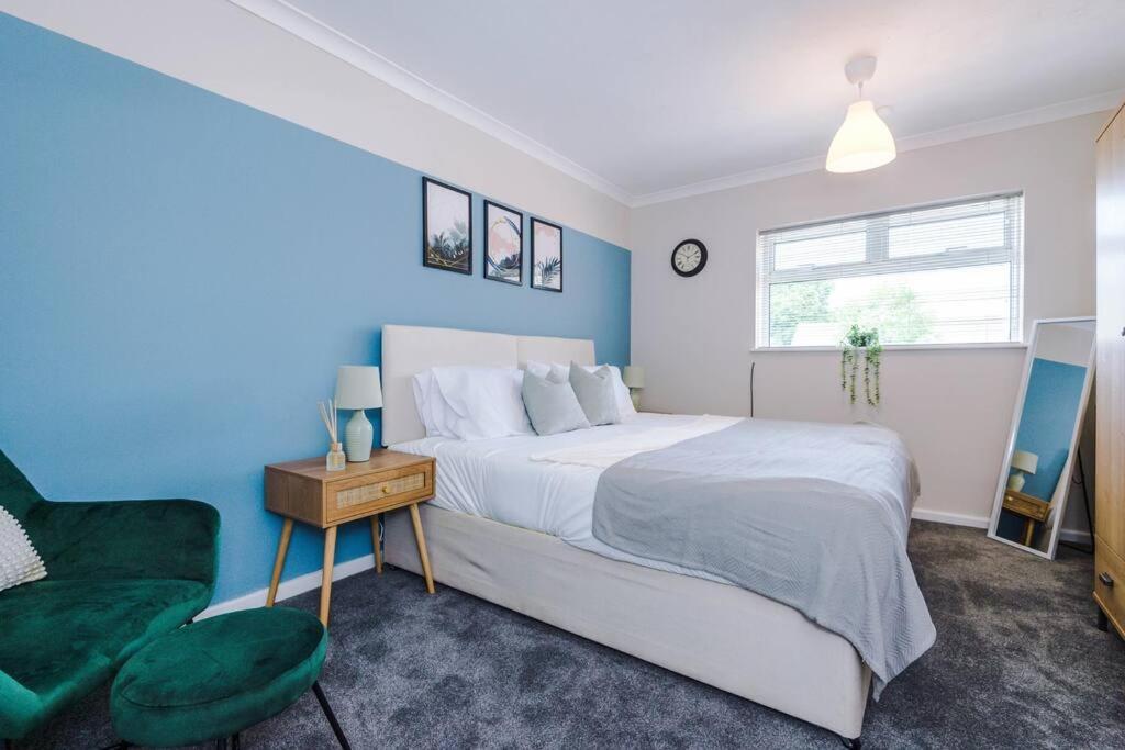 Cheerful 3 Bedroom Home With Parking Near Chester Saughall Kültér fotó
