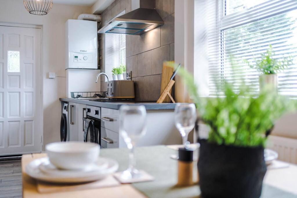 Cheerful 3 Bedroom Home With Parking Near Chester Saughall Kültér fotó