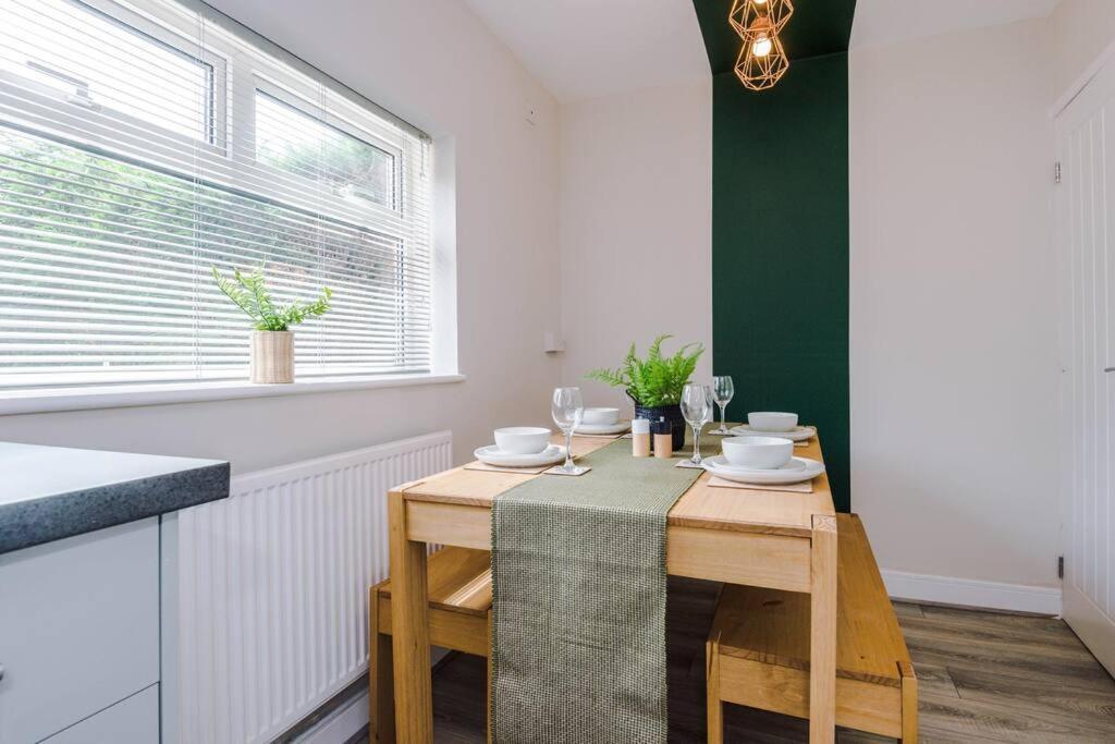 Cheerful 3 Bedroom Home With Parking Near Chester Saughall Kültér fotó