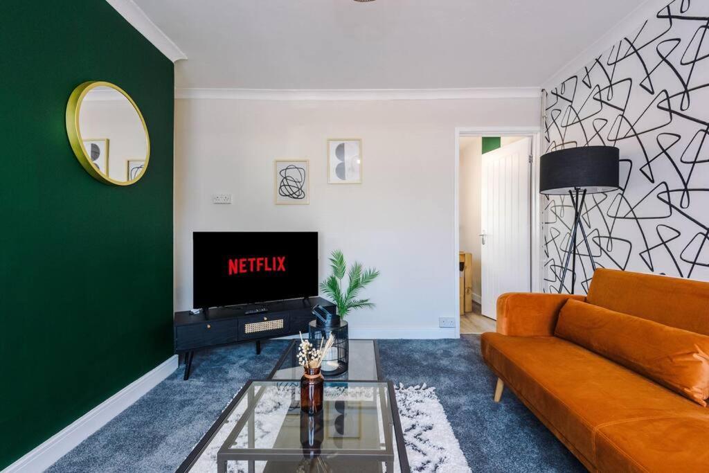 Cheerful 3 Bedroom Home With Parking Near Chester Saughall Kültér fotó