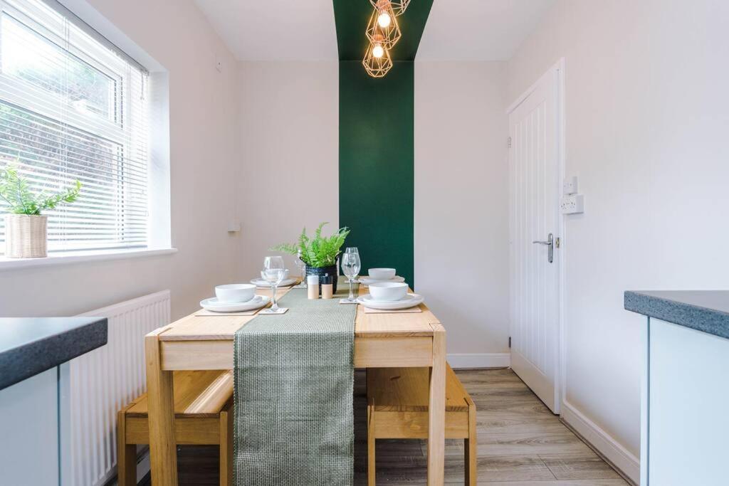 Cheerful 3 Bedroom Home With Parking Near Chester Saughall Kültér fotó