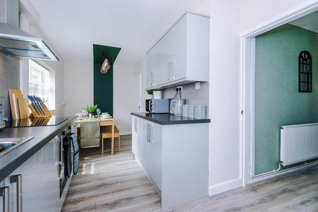 Cheerful 3 Bedroom Home With Parking Near Chester Saughall Kültér fotó