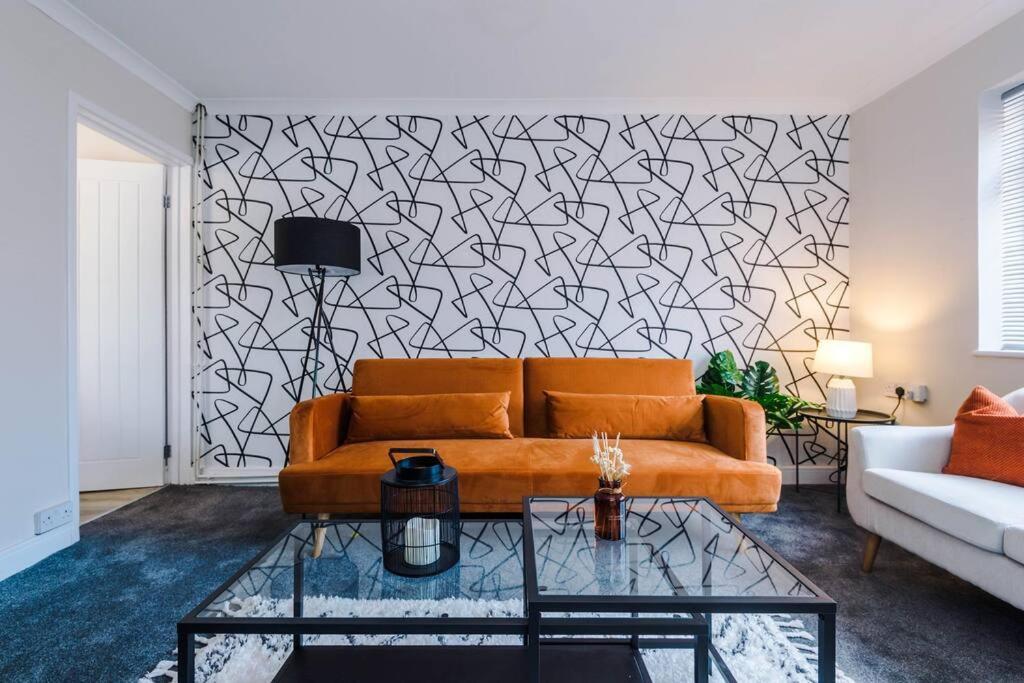 Cheerful 3 Bedroom Home With Parking Near Chester Saughall Kültér fotó