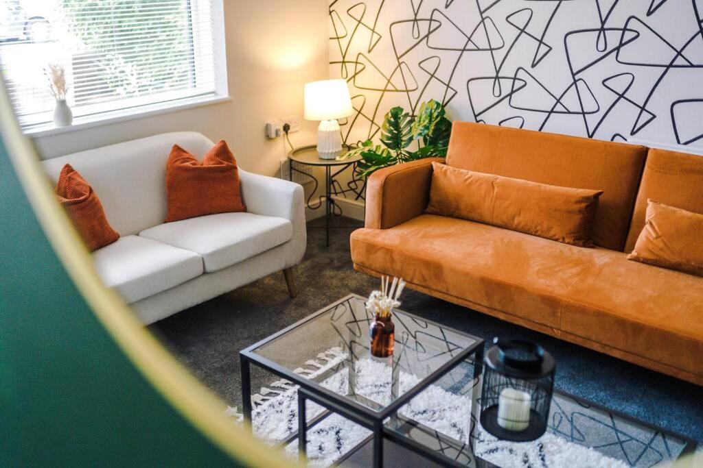 Cheerful 3 Bedroom Home With Parking Near Chester Saughall Kültér fotó