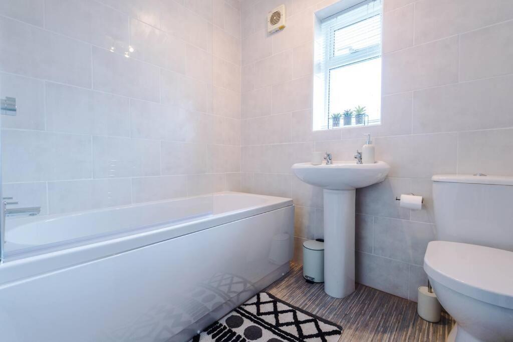 Cheerful 3 Bedroom Home With Parking Near Chester Saughall Kültér fotó