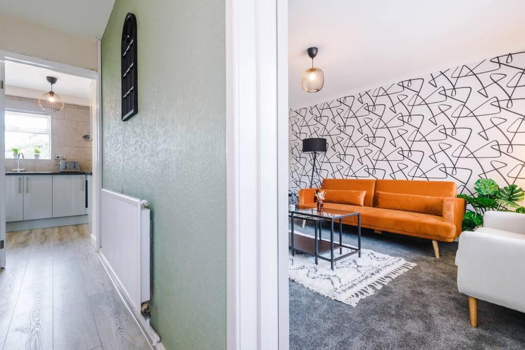 Cheerful 3 Bedroom Home With Parking Near Chester Saughall Kültér fotó