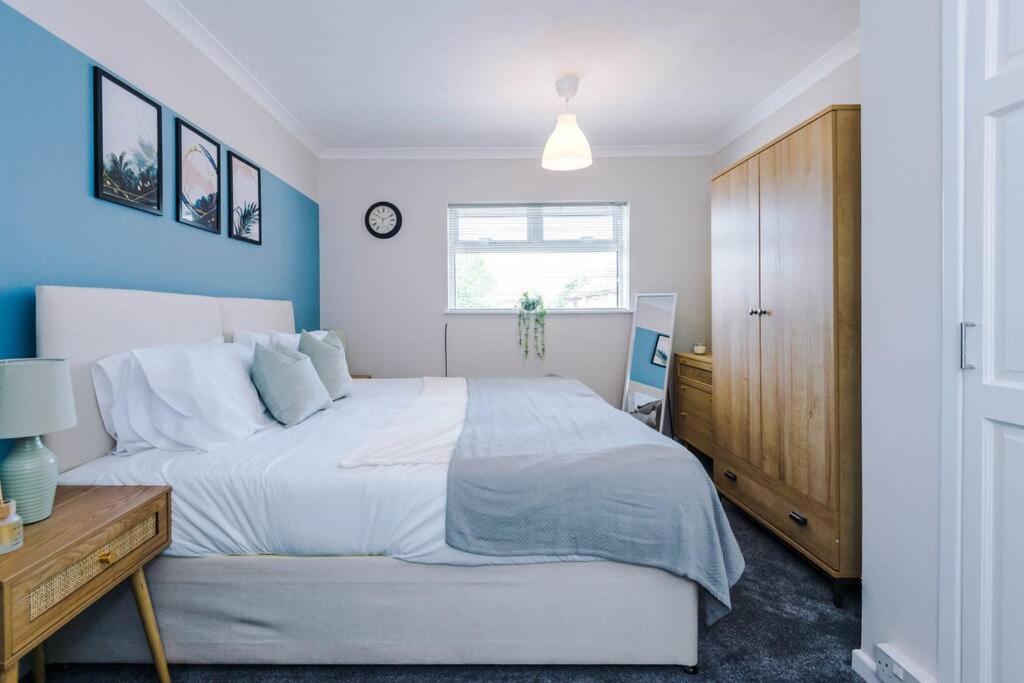 Cheerful 3 Bedroom Home With Parking Near Chester Saughall Kültér fotó