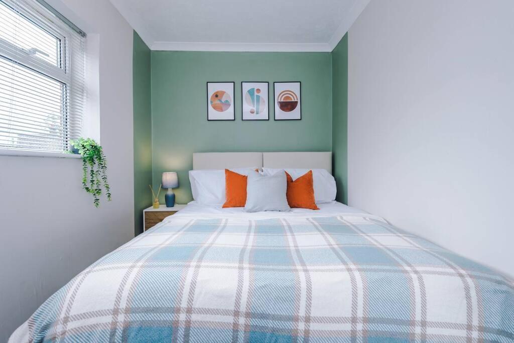 Cheerful 3 Bedroom Home With Parking Near Chester Saughall Kültér fotó