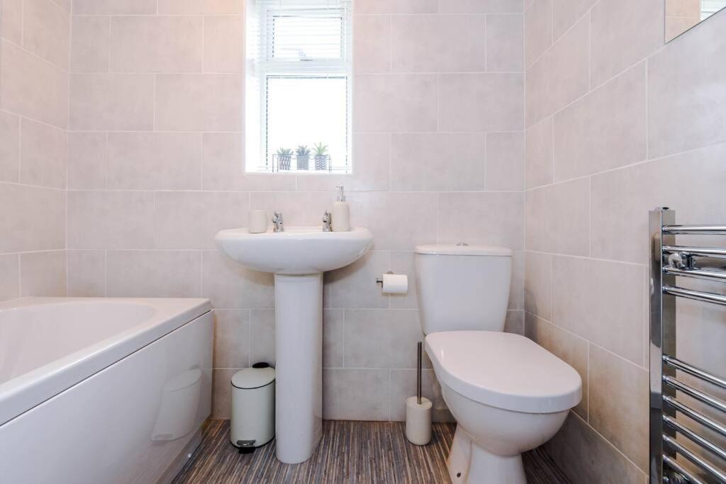 Cheerful 3 Bedroom Home With Parking Near Chester Saughall Kültér fotó
