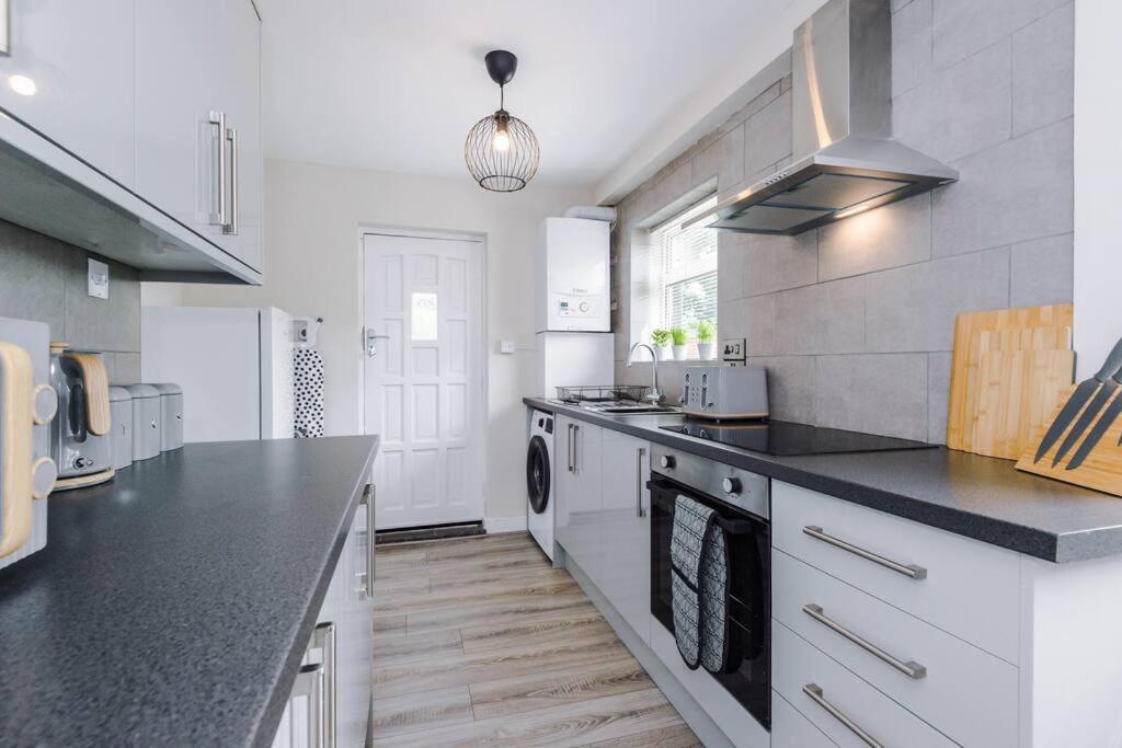Cheerful 3 Bedroom Home With Parking Near Chester Saughall Kültér fotó
