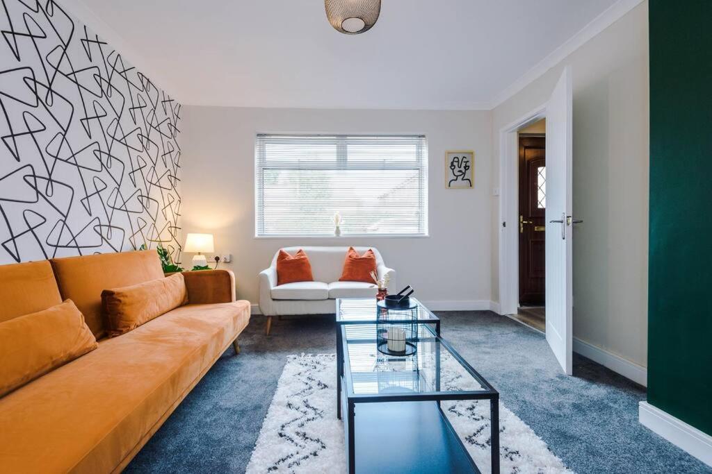 Cheerful 3 Bedroom Home With Parking Near Chester Saughall Kültér fotó