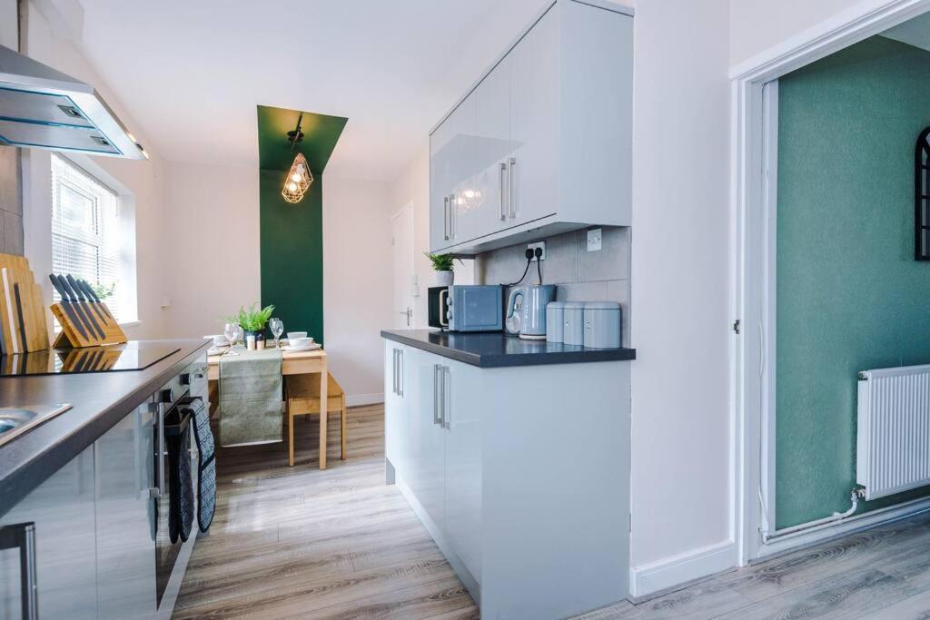 Cheerful 3 Bedroom Home With Parking Near Chester Saughall Kültér fotó
