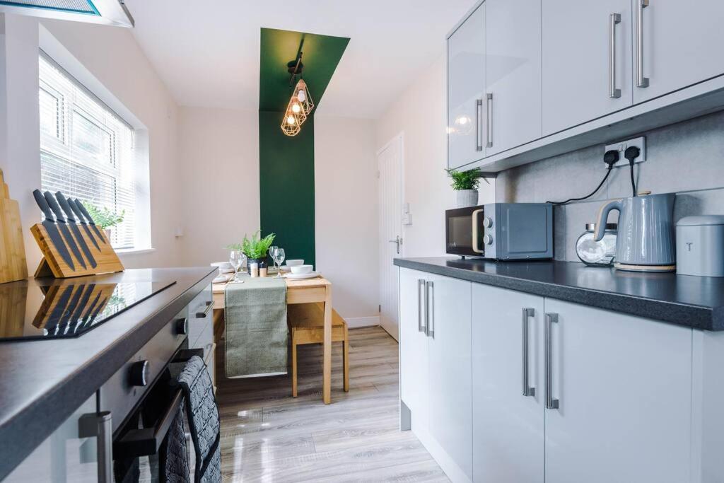 Cheerful 3 Bedroom Home With Parking Near Chester Saughall Kültér fotó