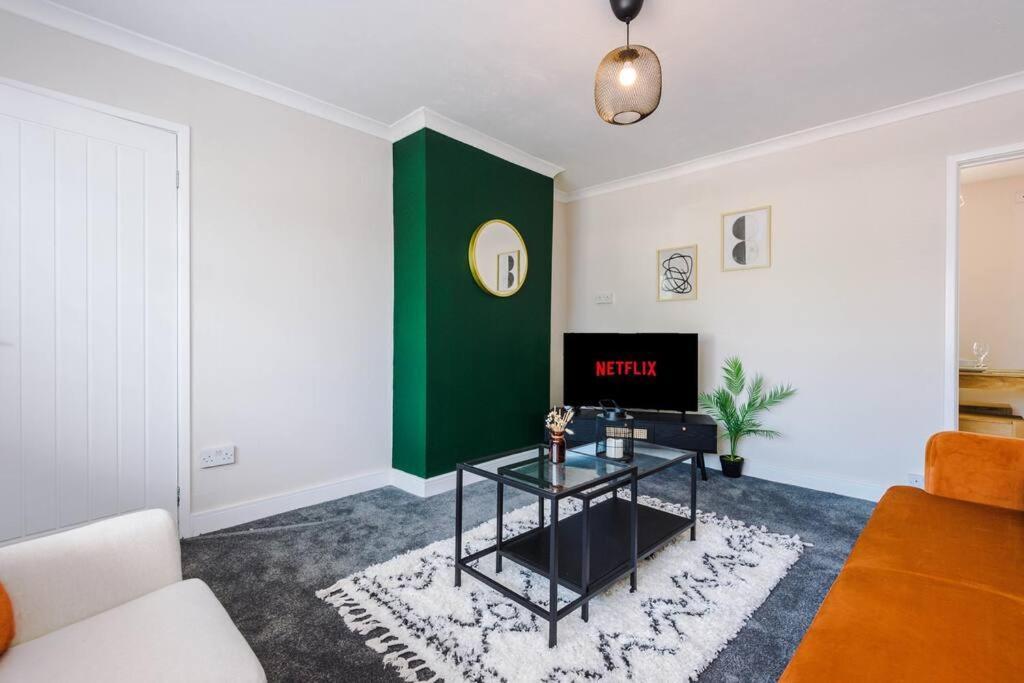 Cheerful 3 Bedroom Home With Parking Near Chester Saughall Kültér fotó